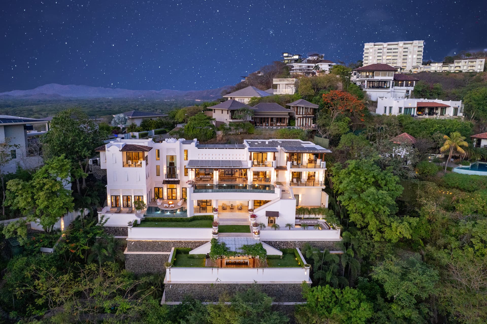 Villa Luciérnaga illuminated across all levels under a Costa Rican night sky