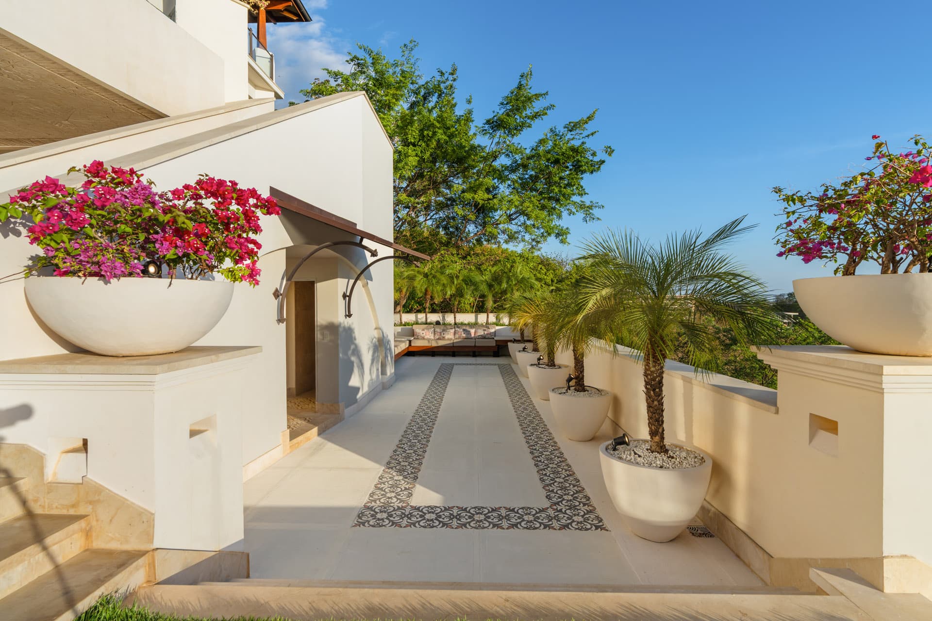 The arrival path and entrance to Villa Luciérnaga