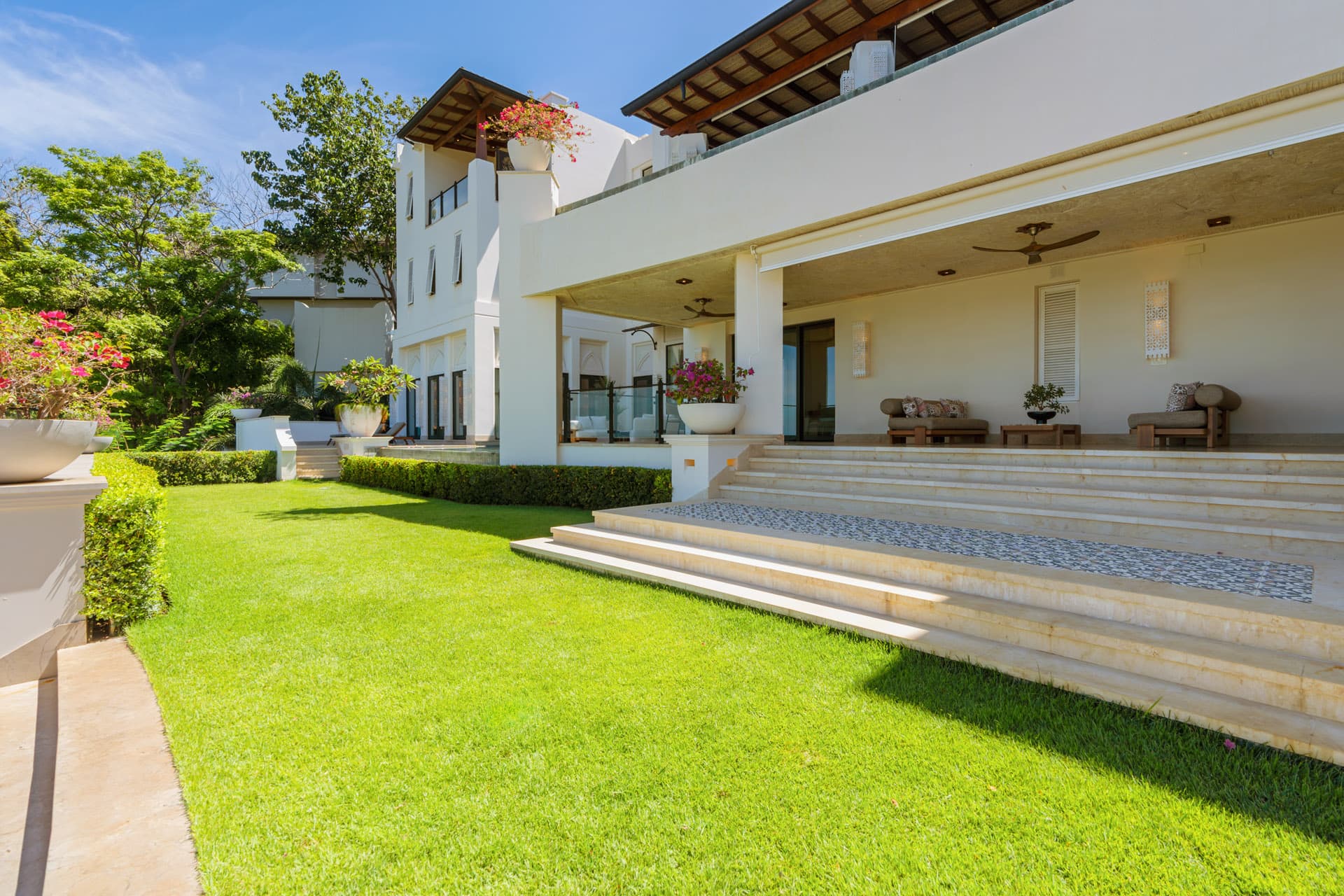 Villa Luciérnaga main exterior by day